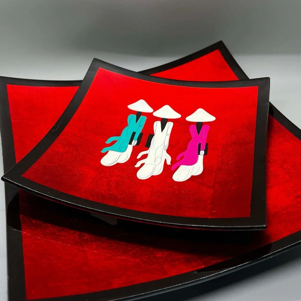 VIETNAMESE Set Of 2 RED LACQUERED CURVED DECORATIVE DISHES‎ 3 WOMEN W/books EUC
